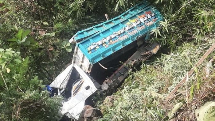Kondisi truk yang mengalami kecelakaan tunggal di Jalan Sidomulyo-Girimulyo, wilayah Kutogiri, Kalurahan Sidomulyo, Kapanewon Pengasih, Kulon Progo, Senin (11/8/2025).