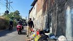 Duh! Sampah  Menumpuk di Jalan Pakis Surabaya