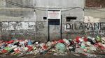 Duh! Sampah  Menumpuk di Jalan Pakis Surabaya