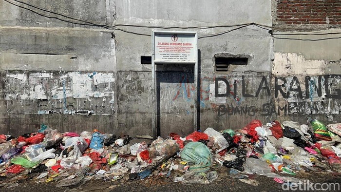 Tumpukan Sampah di Jalan Pakis Surabaya