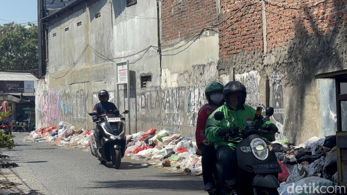 Tumpukan Sampah di Jalan Pakis Surabaya Tumpukan Sampah di Jalan Pakis Surabaya