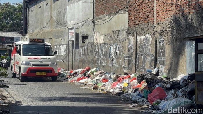 Tumpukan Sampah di Jalan Pakis Surabaya