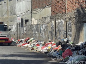 Sampah Terus Menumpuk Meski Diawasi CCTV, Warga Pakis Harap Sanksi Tegas