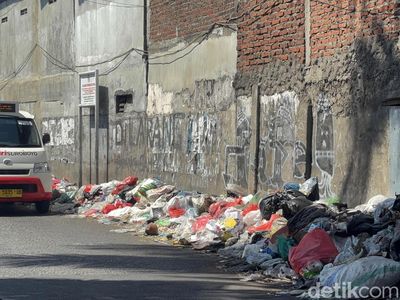 Duh! Sampah  Menumpuk di Jalan Pakis Surabaya