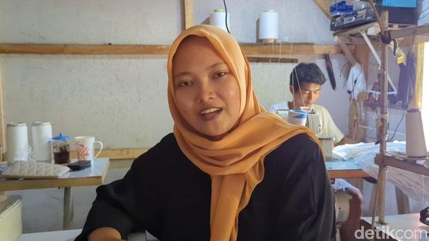Ulfa, istri buruh jahit Pekalongan Ismanto yang didatangi petugas pajak terkait transaksi miliaran, Senin (11/8/2025).