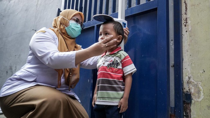Upaya menekan angka prevalensi stunting Petugas Kesehatan mengukur tinggi anak pada peluncuran Posyandu Plus VI Standar Pelayanan Minimal (SMP) di Kelurahan Kemlayan, Serengan, Solo, Jawa Tengah, Senin (11/8/2025). Kementerian Kependudukan dan Pembangunan Keluarga (Kemendukbangga) atau BKKBN mencatat saat ini sekitar 8,6 juta keluarga berisiko melahirkan anak stunting, dan pemerintah terus berupaya menekan angka prevalensi stunting lewat intervensi dan edukasi melalui lembaga daerah dengan mengatasi perbaikan sanitasi air bersih hingga menjaga jarak kelahiran. ANTARA FOTO/Mohammad Ayudha/rwa.