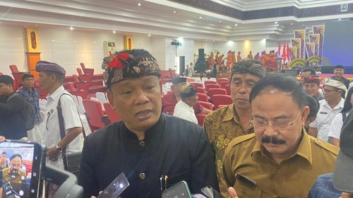 Wabup Karangasem, Pandu Prapanca Lagosa, seusai memberikan sambutan terkait pengolahan sampah di Gedung Mall Pelayanan Publik (MPP), Karangasem, Senin (11/8/2025). (I Wayan Selamat Juniasa/detikBali)