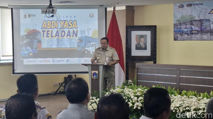 Wagub DKI Jakarta Rano Karno mengusulkan pembangunan jembatan dengan sistem buka-tutup untuk mempermudah proses normalisasi sungai di Ibu Kota. (Brigitta Belia/detikcom)