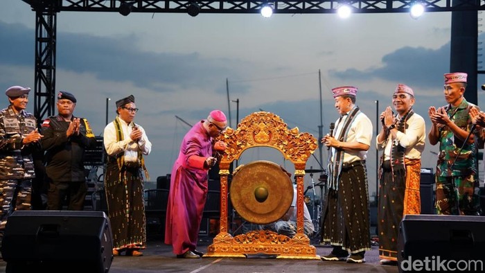 Wakil Bupati Manggarai Barat Yulianus Weng mendampingi Uskup Labuan Bajo, Mgr. Maksimus Regus, memukul gong membuka Festival Golo Koe 2025 di Waterfront City Labuan Bajo, Minggu (10/8/2025).