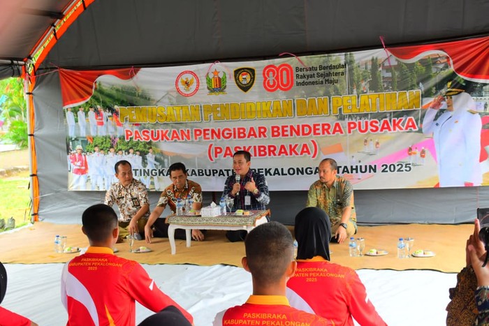 Wakil Bupati (Wabup) Pekalongan Sukirman meminta kepada anggota Pasukan Pengibar Bendera Pusaka (Paskibraka) Kabupaten Pekalongan Tahun 2025 untuk menjalankan tugas dengan sebaik-baiknya.