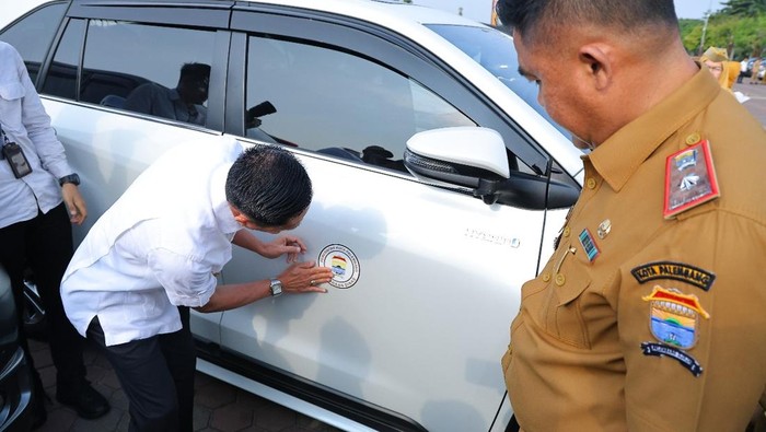 Wali Kota Palembang melakukan penertiban aset daerah dengan memasang stiker ke kendaraan Dinas