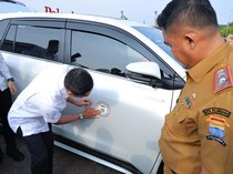 Kendaraan Dinas Mulai Ditertibkan, Walkot Palembang Pasang Stiker