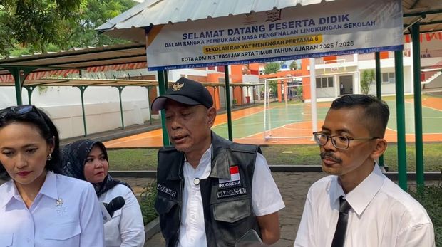 Wamensos Agus Jabo Priyono bersama Wakmen P2MI Christina Aryani meninjau Sekolah Rakyat Menengah Pertama di Sentra Handayani, Bambu Apus, Jakarta Timur.
