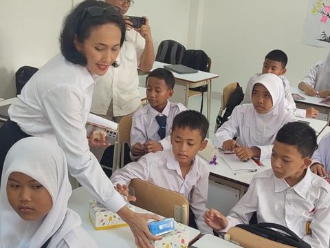 Wamensos Agus Jabo Priyono bersama Wakmen P2MI Christina Aryani meninjau Sekolah Rakyat Menengah Pertama di Sentra Handayani, Bambu Apus, Jakarta Timur.