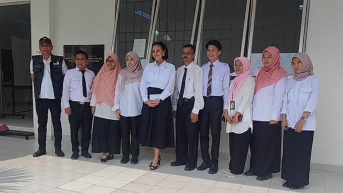 Wamensos Agus Jabo Priyono bersama Wakmen P2MI Christina Aryani meninjau Sekolah Rakyat Menengah Pertama di Sentra Handayani, Bambu Apus, Jakarta Timur.