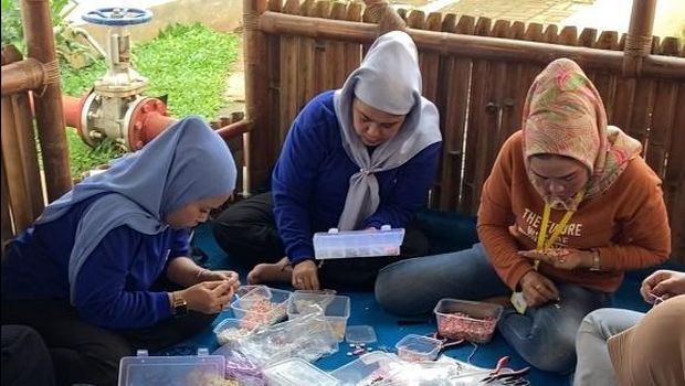 Warga Binaan Lapas Cianjur sedang membuat manik-manik perhiasan.
