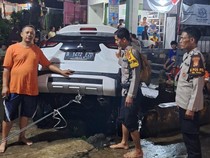 Video: Detik-detik Mobil Terseret Banjir di Depok Nyaris Hanyutkan Sekeluarga