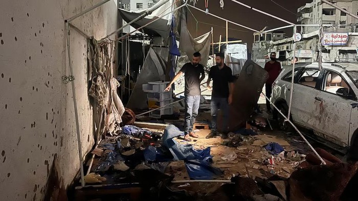 Palestinians inspect the site of an Israeli strike where Al Jazeera says its journalists Anas Al Sharif, Mohammed Qreiqeh and three photojournalists were killed, in Gaza City, August 11, 2025. REUTERS/Ebrahim Hajjaj Purchase Licensing Rights