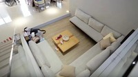 Interior rumah Pinkan Mambo didominasi dengan warna putih. Pinkan mengatakan pemilik rumah mewanti-wanti untuk menjaga kebersihan rumah tersebut. Ini adalah sunken living room, lantainya satu step lebih rendah dari lantai lainnya. Foto: Youtube @AttaHalilintar