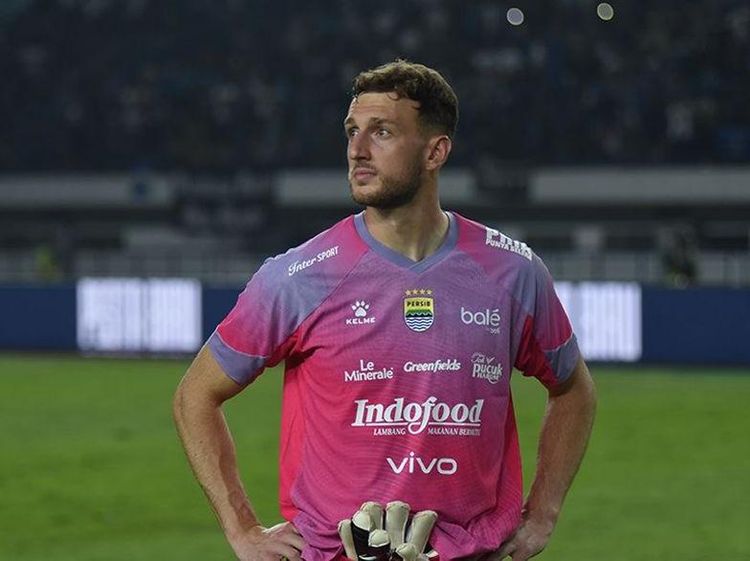 Kiper Persib Adam Przybek yang Bikin Kaum Hawa Meleleh