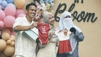 Adiba dan Egy mendapat kado jersey bayi. Ada tulisan Egy MV junior, pada baju tersebut. Umi Pipik yang bakal punya cucu turut serta dalam acara memakai baju berwarna biru. Foto: dok. Instagram Story @_ummi_pipik_