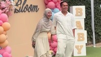 Adiba Khanza dan Egy Maulana Vikri semringah saat menggelar acara gender reveal pada Minggu (10/8/2025). Gender reveal adalah acara yang diadakan untuk mengumumkan jenis kelamin bayi yang belum lahir kepada keluarga dan teman-teman. Foto: dok. Instagram Story @_ummi_pipik_