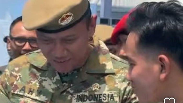 Menko Infrastruktur dan Pembangunan Kewilayahan, Agus Harimurti Yudhoyono (AHY), mengunggah momen upacara militer di Batujajar, Jawa Barat,  Selasa (12/8). Dalam unggahan video yang dibagikan AHY, terekam momen kebersamaan dirinya dengan Wapres Gibran Rakabuming Raka.