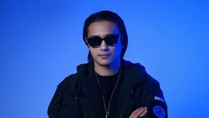 ⁠Ajun Perwira tak menampik masih suka ditawari berakting. Tawaran ada cuma jadwalnya belum ketemu. Kalau aku nge-DJ takut bentrok sama pemain lain, jadi gak enak saja, katanya. (Foto: dok Instagram ajunperwira)