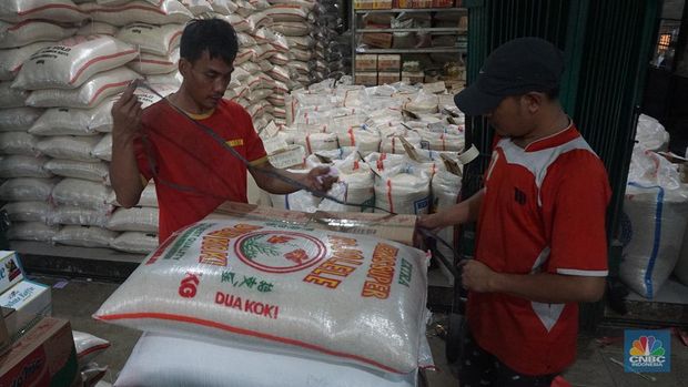 Aktifitas pedagang agen sembako di Pejaten Raya, Jakarta, Selasa (12/8/2025). (CNBC Indonesia/Muhamad Sabki)