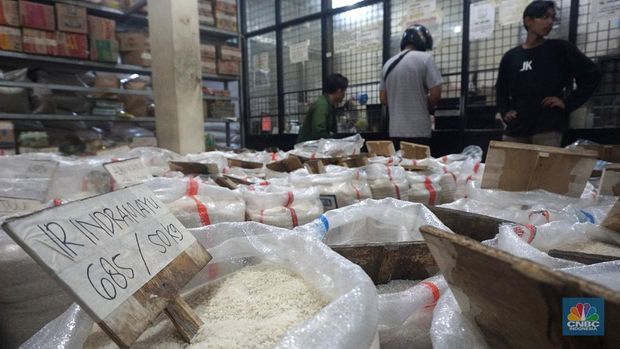 Aktifitas pedagang agen sembako di Pejaten Raya, Jakarta, Selasa (12/8/2025). (CNBC Indonesia/Muhamad Sabki)