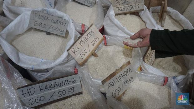 Aktifitas pedagang agen sembako di Pejaten Raya, Jakarta, Selasa (12/8/2025). (CNBC Indonesia/Muhamad Sabki)