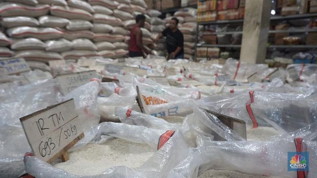 Aktifitas pedagang agen sembako di Pejaten Raya, Jakarta, Selasa (12/8/2025). (CNBC Indonesia/Muhamad Sabki)