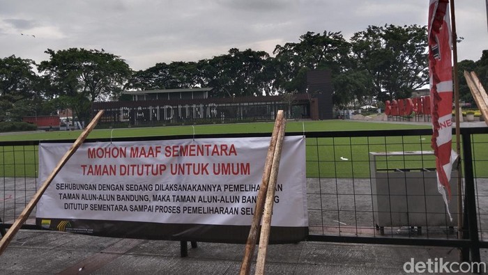 Alun-alun Bandung ditutup untuk renovasi.
