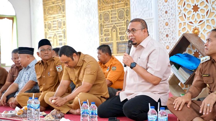 Andre Rosiade menyerahkan bantuan untuk 2 masjid di Sijunjung, Sumatera Barat