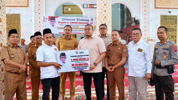 Andre Rosiade menyerahkan bantuan untuk 2 masjid di Sijunjung, Sumatera Barat