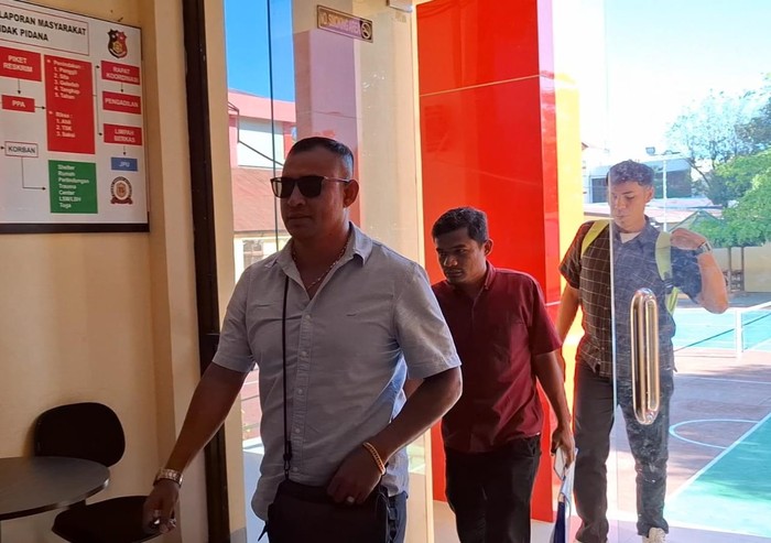 Anggota DPRD Kota Kupang penelantar istri dan anak, Mokrianus Imanuel Lay, saat tiba di Ditreskrimum Polda NTT untuk diperiksa sebagai tersangka, Selasa (12/8/2025). (Yufengki Bria/detikBali)