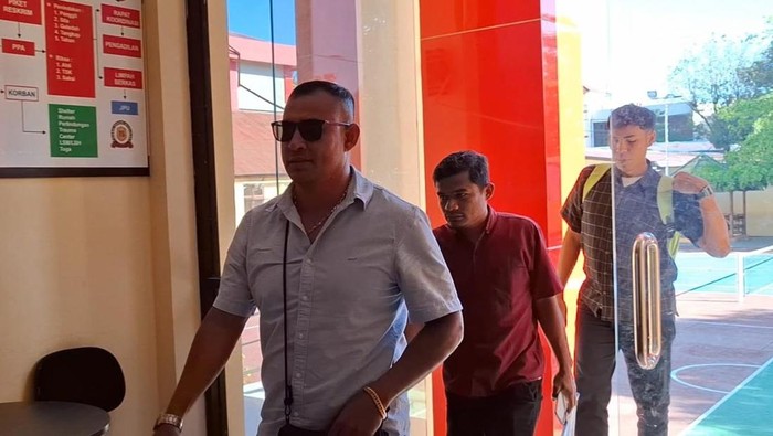 Anggota DPRD Kota Kupang penelantar istri dan anak, Mokrianus Imanuel Lay, saat tiba di Ditreskrimum Polda NTT untuk diperiksa sebagai tersangka, Selasa (12/8/2025). (Yufengki Bria/detikBali)