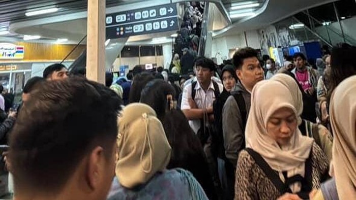Antrean di Halte CSW Transjakarta membludak hingga 3 lantai, pada Selasa (12/8/2025) malam. (dok. pribadi)