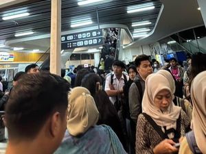 Antrean Membludak di Halte CSW, Penumpang Ngantre 3 Jam untuk Naik TransJ