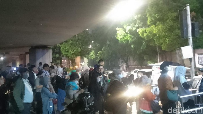 Antrean mengular di Halte Tegal Mampang (Rakhmad/detikcom)