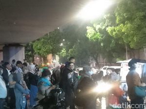 TransJ Koridor 13 Terjebak Macet, Antrean Mengular di Halte Tegal Mampang
