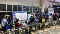 Terdengar pemberitahuan dari pengeras suara bahwa terjadi hambatan perjalanan untuk bus dengan rute Puri Beta akibat banjir di wilayah Kreo.