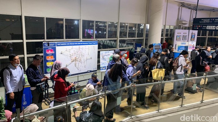 Antrean Penumpang Mengular di CSW Imbas Banjir Ganggu Rute Transjakarta Antrean penumpang mengular untuk naik Transjakarta di Halte CSW, Jakarta, Selasa (12/8/2025).