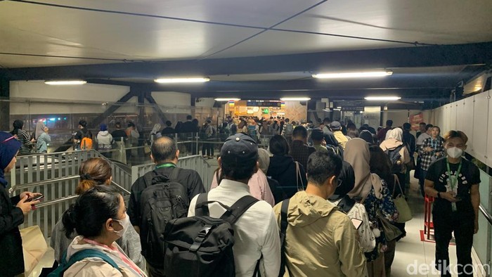 Antrean penumpang mengular untuk naik Transjakarta di Halte CSW, Jakarta, Selasa (12/8/2025).