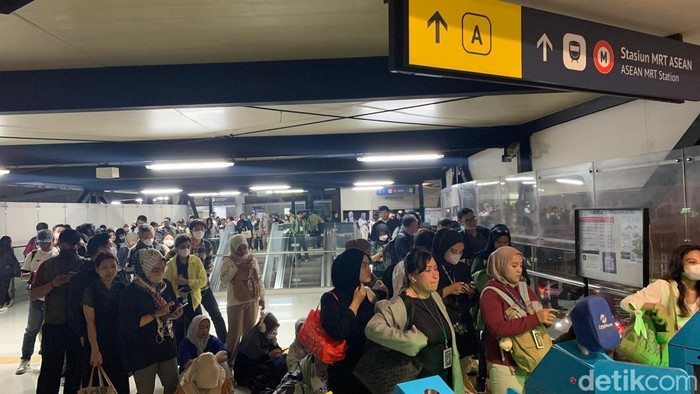 Antrean penumpang mengular untuk naik Transjakarta di Halte CSW, Jakarta, Selasa (12/8/2025).