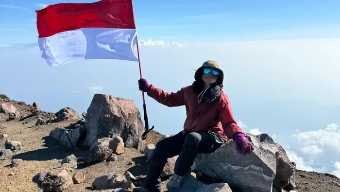 Atiek CB di puncak Gunung Slamet