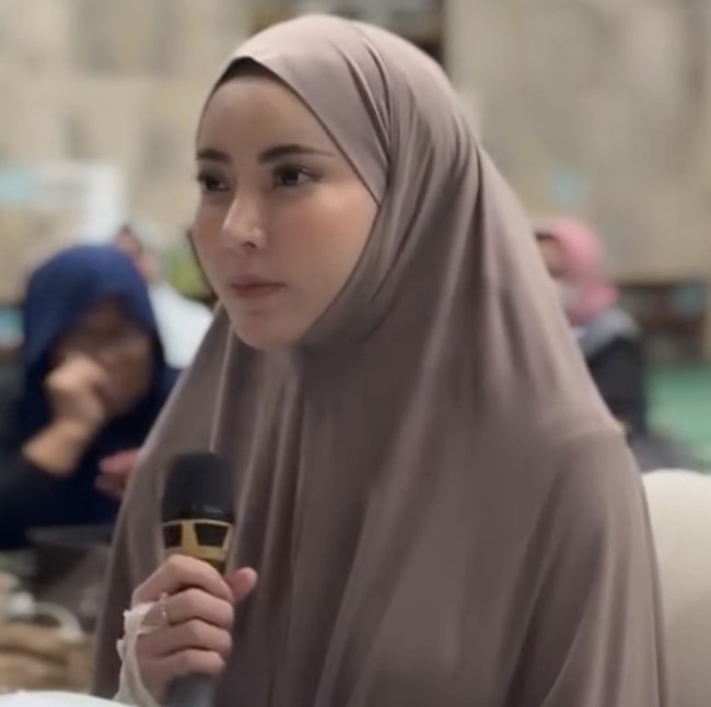7 Transformasi Gaya Ayu Aulia, Tampil Berhijab Saat Masuk Islam Lagi
