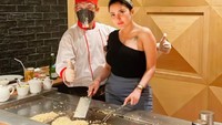 Datang ke restoran teppanyaki tak hanya dimanfaatkan Ayu Aulia untuk makan enak. Di sana ia juga menerima tantangan untuk memasak bersama chefnya. Foto: Instagram/@ayuaulia5252