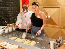 Potret Ayu Aulia Sarapan di Hotel hingga Masak Teppanyaki