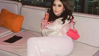 Setelah lelah beraktivitas seharian, Ayu Aulia senang menutup waktu dengan bersantai. Segelas minuman menyegarkan dipesannya untuk relaksasi diri. Foto: Instagram/@ayuaulia5252